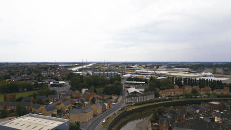 Belleza-Escénica-De-Boston,-Lincolnshire,-En-Fascinantes-Imágenes-Aéreas-De-Drones:-Puerto,-Barcos,-Iglesia-De-Saint-Botolph,-Puente-De-Saint-Botolph