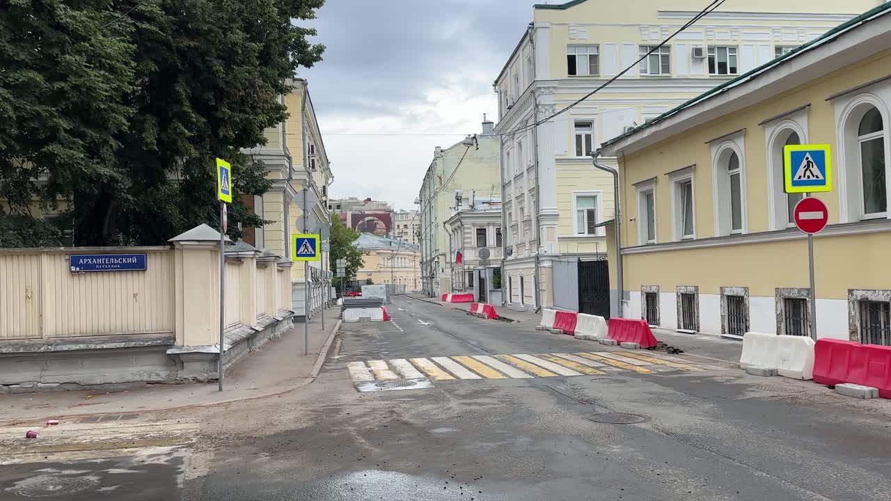 This is true Moscow. Reconstruction of a street in the city center (4K60)