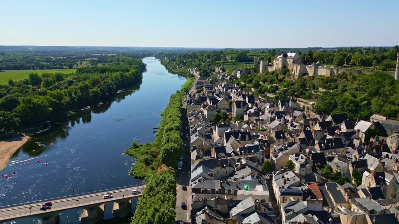 Panoramica aerea a ritroso con drone sulla città di Chinon con il castello medievale Forteresse Royale de Chinon, Indre-et-Loire, Francia