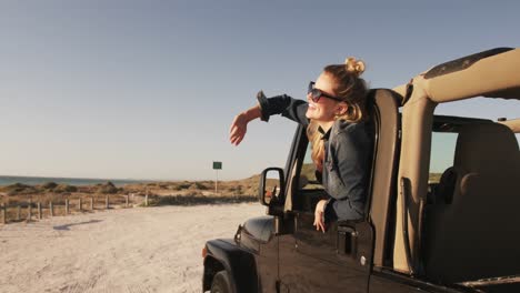 Mujer-Disfrutando-De-Tiempo-Libre-Durante-El-Viaje-Por-Carretera