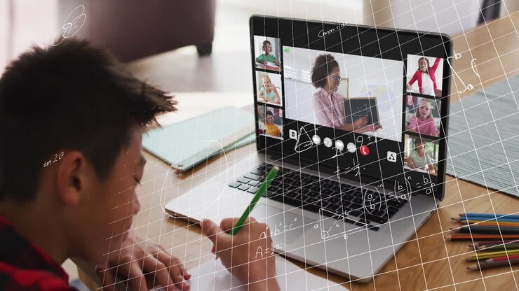 Animazione di equazioni matematiche su ragazzo asiatico che fa una videoconferenza sul laptop a casa.