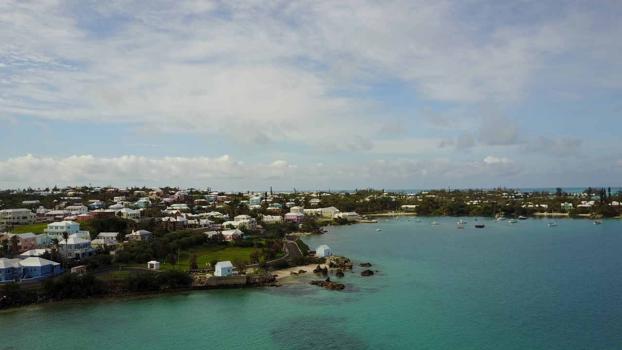 ⁇ 은 날에 버뮤다의 파란 물 해안