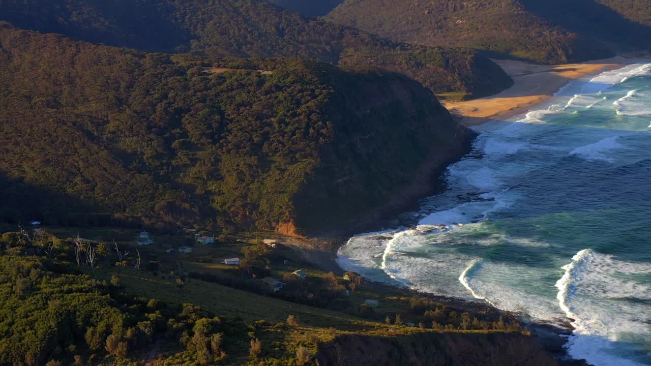 Vista panoramica dell'oceano e delle scogliere costiere nel Royal National Park in Australia - ripresa aerea con drone