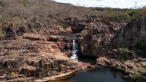 vista aérea de la cascada de buda en el complejo de monos "complexo do macaco" en la chapada dos veadeiros