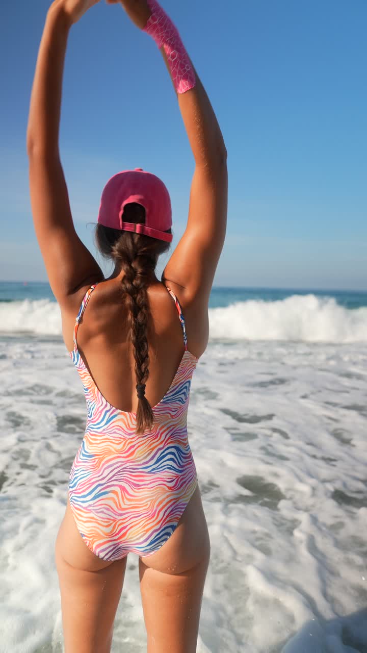 Mujer estirándose en la playa