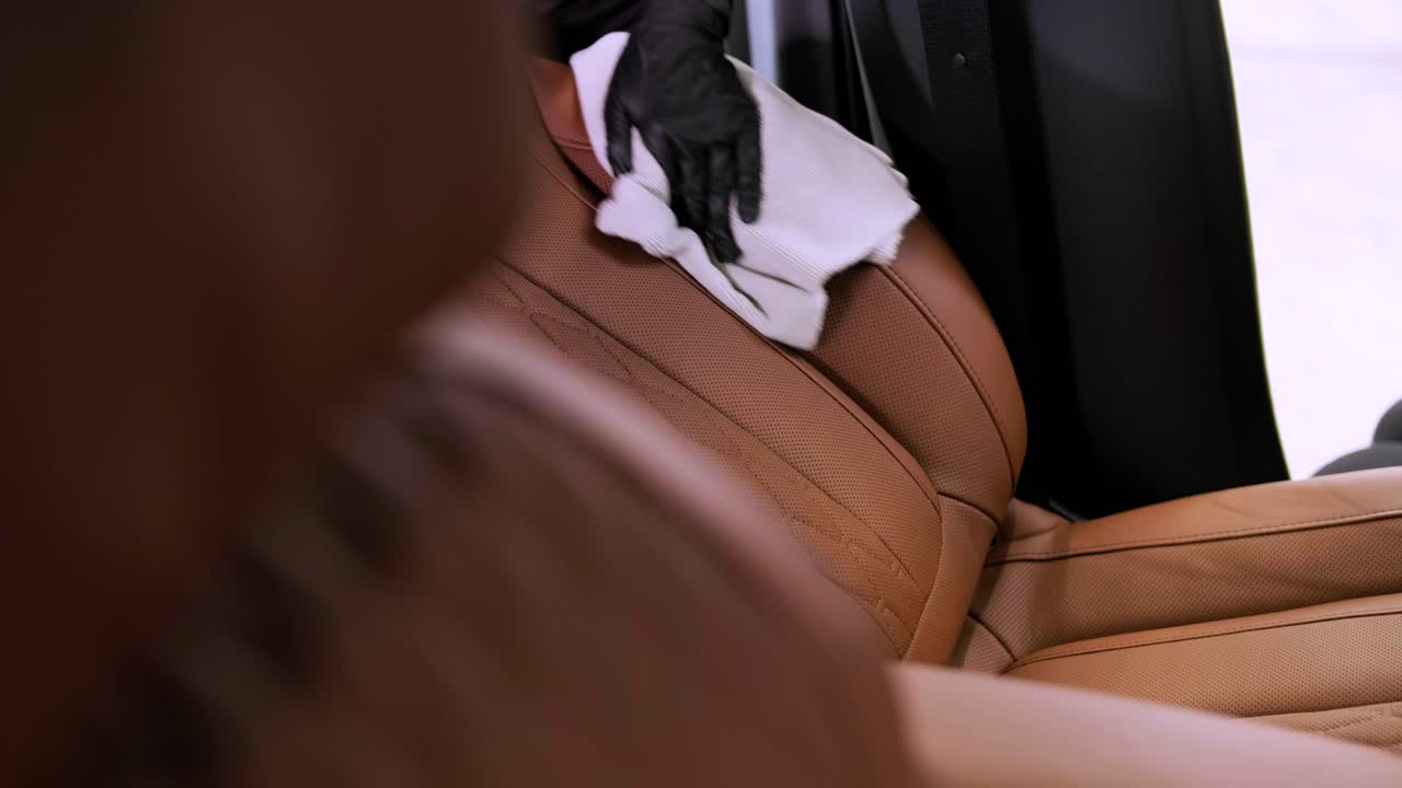 профессиональная уборка автомобиля. сар мытье. детализация интерьера. сухое чистение и детализация интерьера автомобиля. глубокая уборка сидений. вытирание пены в автомойке. очистка панели автомобиля от пыли. пылесос