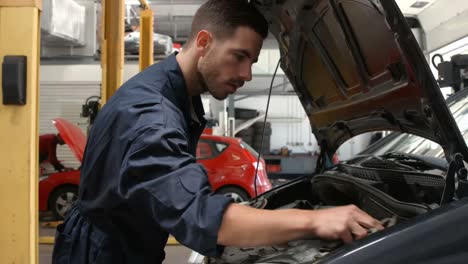 Mechanic-cleaning-an-engine