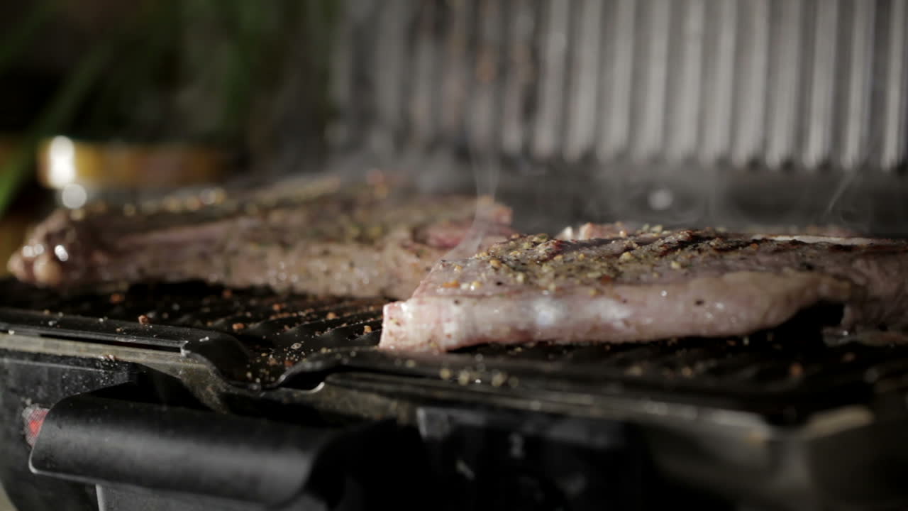 고기와 함께 바베큐를 열고