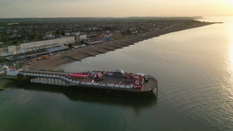 Muelle-De-Herne-Bay-Con-Un-Parque-De-Atracciones-Al-Final