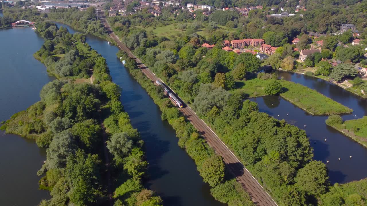 영국 노리치 호수 운하 근처 철도에서 이동하는 여객 열차