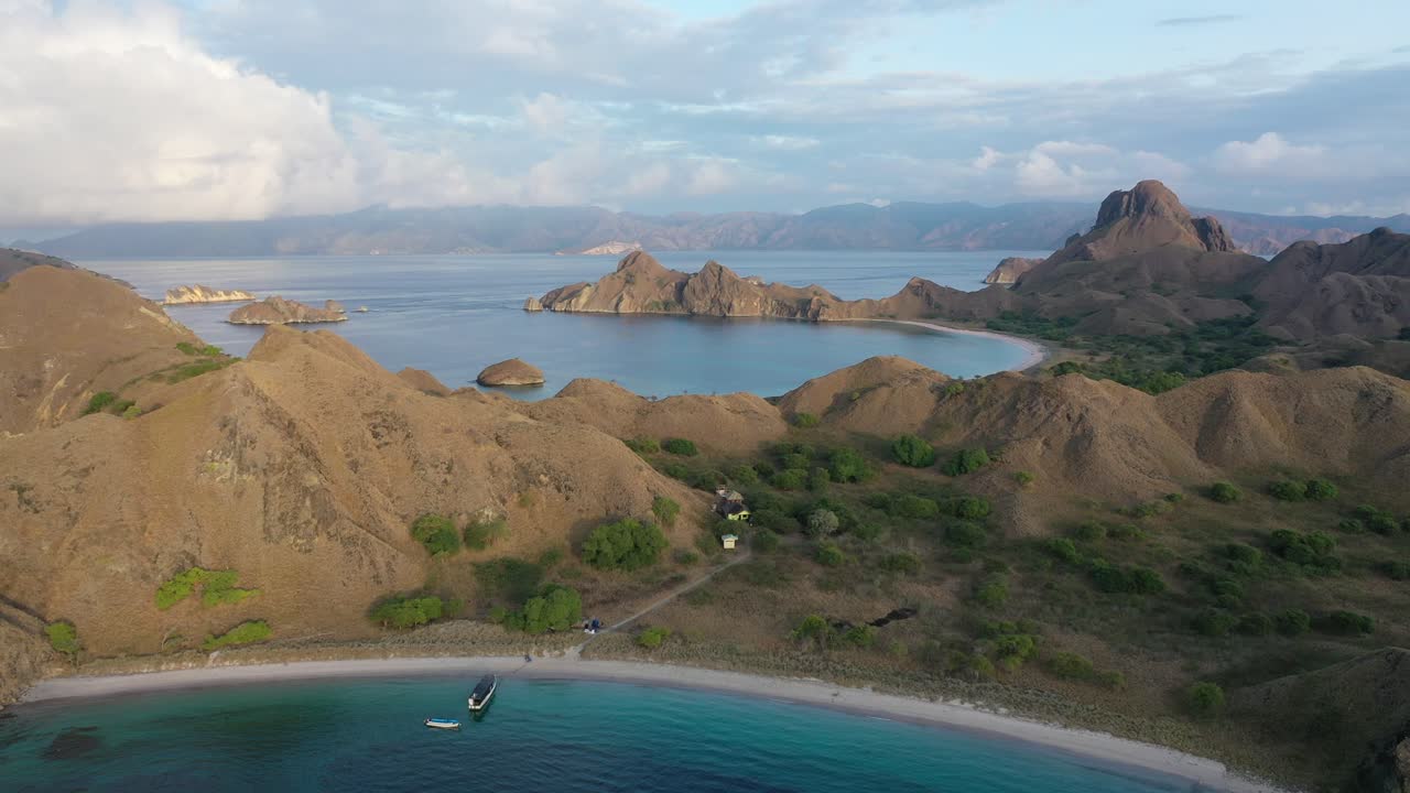 vista aérea de la isla de padar, parque nacional de komodo, indonesia