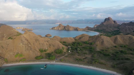 vista aérea de la isla de padar, parque nacional de komodo, indonesia