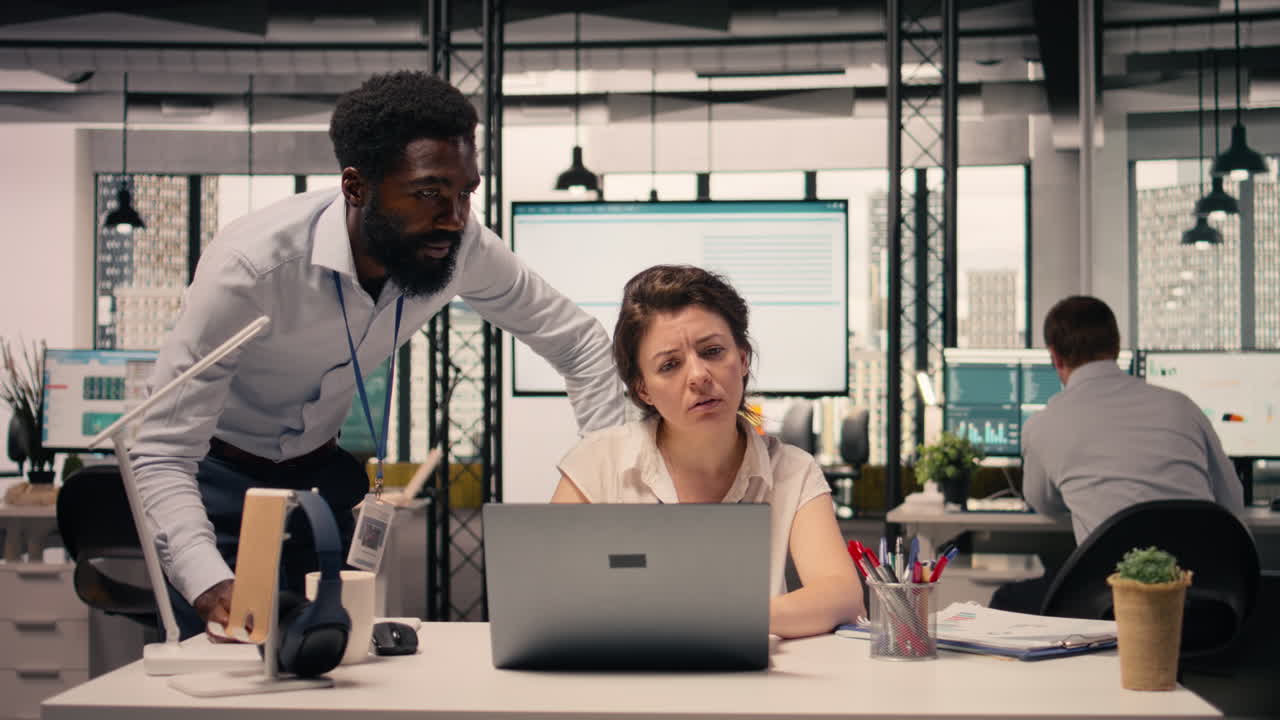 Equipe de trabalho diversificada discutindo previsões no escritório de uma empresa multinacional
