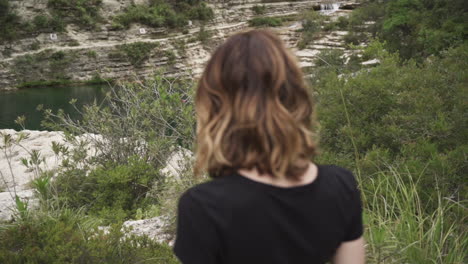 Mujer-De-Pie-Junto-A-La-Cascada-En-La-Reserva-Natural-De-Cavagrande-En-Sicilia