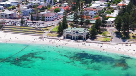 drones panorámicos alrededor del icónico club de surf de cottesloe beach en australia occidental en el día de verano