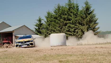 coche de rally de carreras a la deriva en cámara lenta