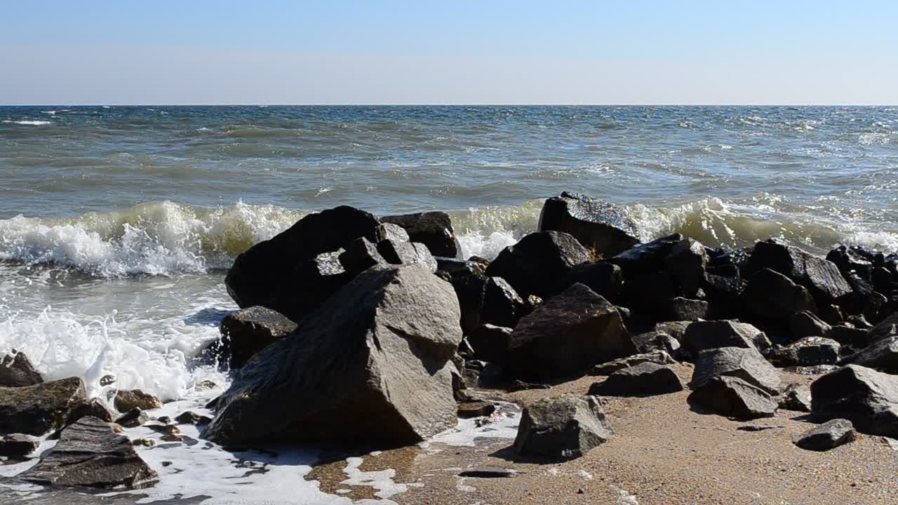 Strand og bølger, klar sol. Optagelse på stranden