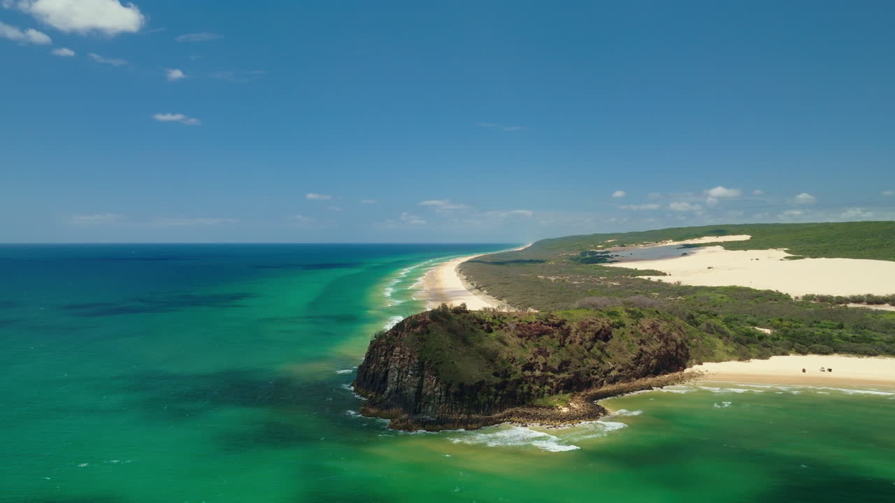 Ombra di nuvola su oceano blu intorno a Rocky Indian Head, Kgari Fraser Island, Australia, video 4K con drone