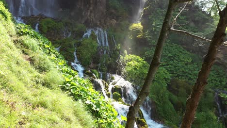 toma aérea alejándose de una sección de una gran cascada escalonada en sopotnica, serbia