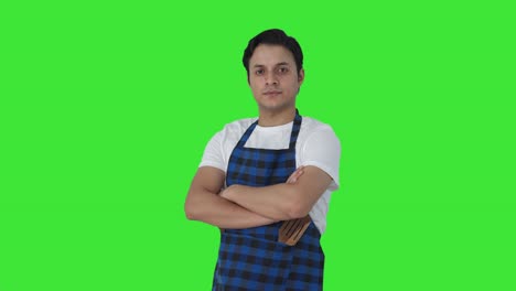retrato de un cocinero indio confiado de pie con las manos cruzadas pantalla verde