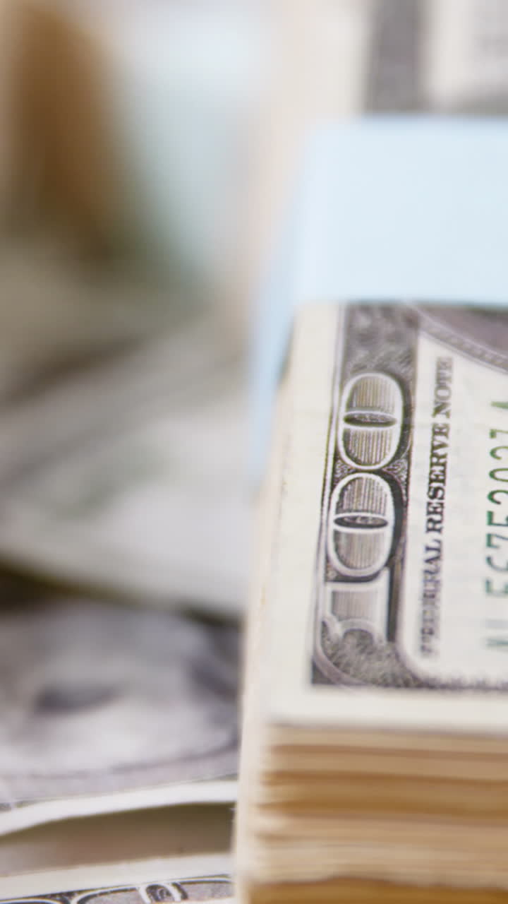 Mazzette di banconote da cento dollari