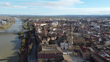 Luftpanorama-Von-Saragossa-Mit-Ebro-Fluss-Und-Wohngebieten-Spanien