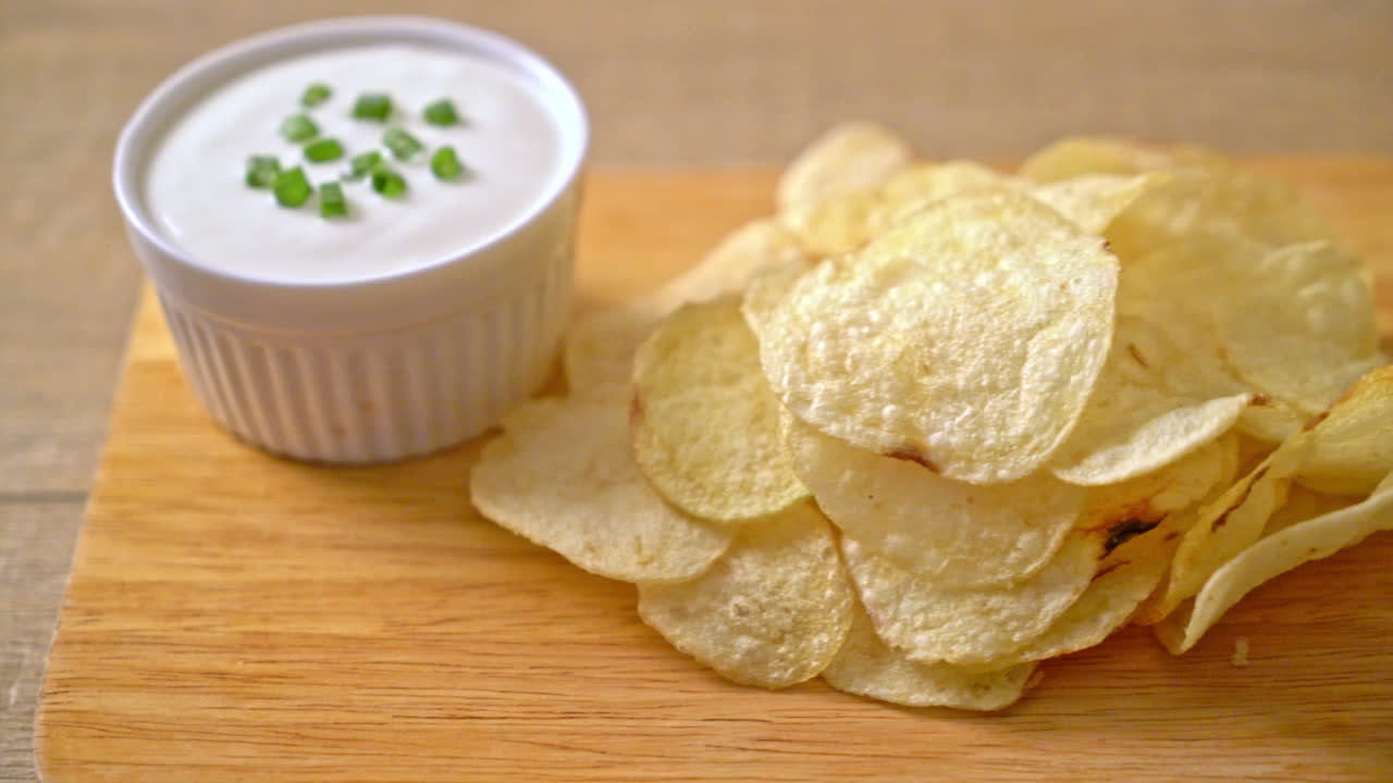 사워 크림 디핑 소스를 곁들인 감자 칩