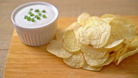 potato-chips-with-sour-cream-dipping-sauce