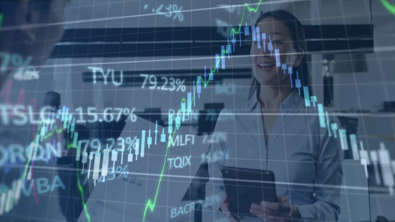 animación del procesamiento de datos financieros sobre diversas personas de negocios en la oficina