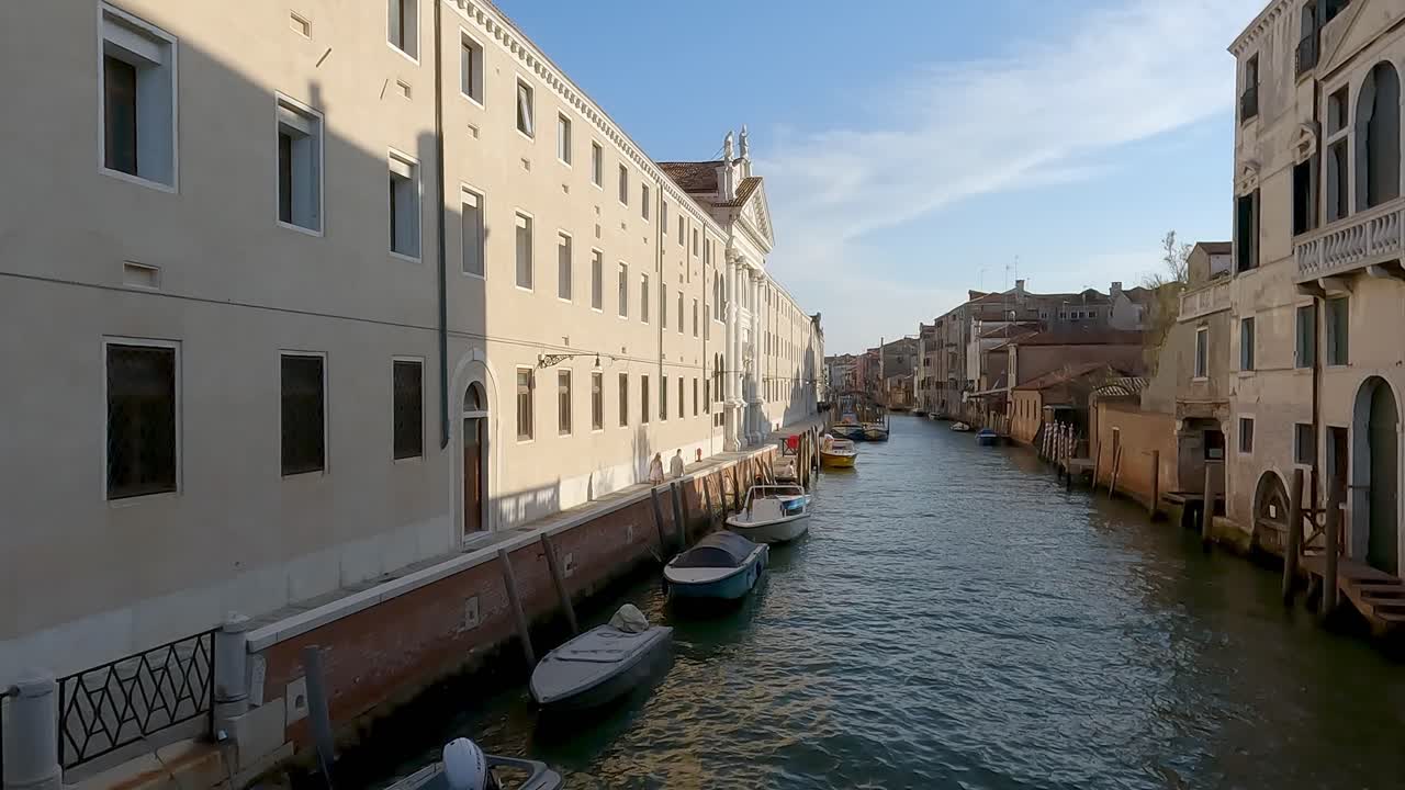 운하  ⁇ 에서  ⁇ 고 있는 관광객 들
