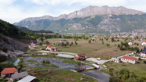 valle de gusinje y manantiales de ali pasha cerca del parque nacional de prokletije, montenegro - avance aéreo