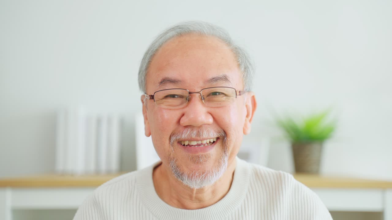 笑顔の高齢のアジア人男性