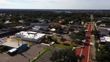 Órbita-Aérea-Alrededor-De-Estacionamientos-Vacíos-Del-Centro-Histórico-De-Clermont,-Florida