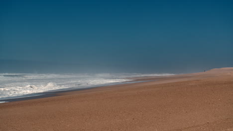 Schöne-Strandlandschaft-Am-Praia-Do-Norte-In-Nazare