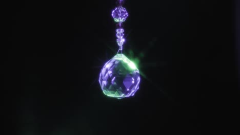 brillante y lujosa pieza de joyería de diamantes girando, tiro estático