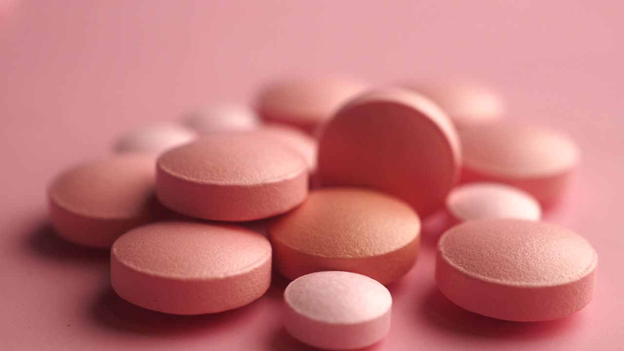 분홍색과 색의 알약