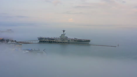 Museo-Uss-Lexington-En-Un-Día-De-Niebla-En-Corpus-Christi,-Texas