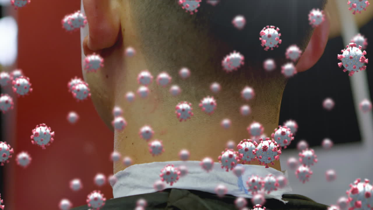 코로나19 세포는 미용실에서 머리카락을 잘라가는 남자에 대항합니다.