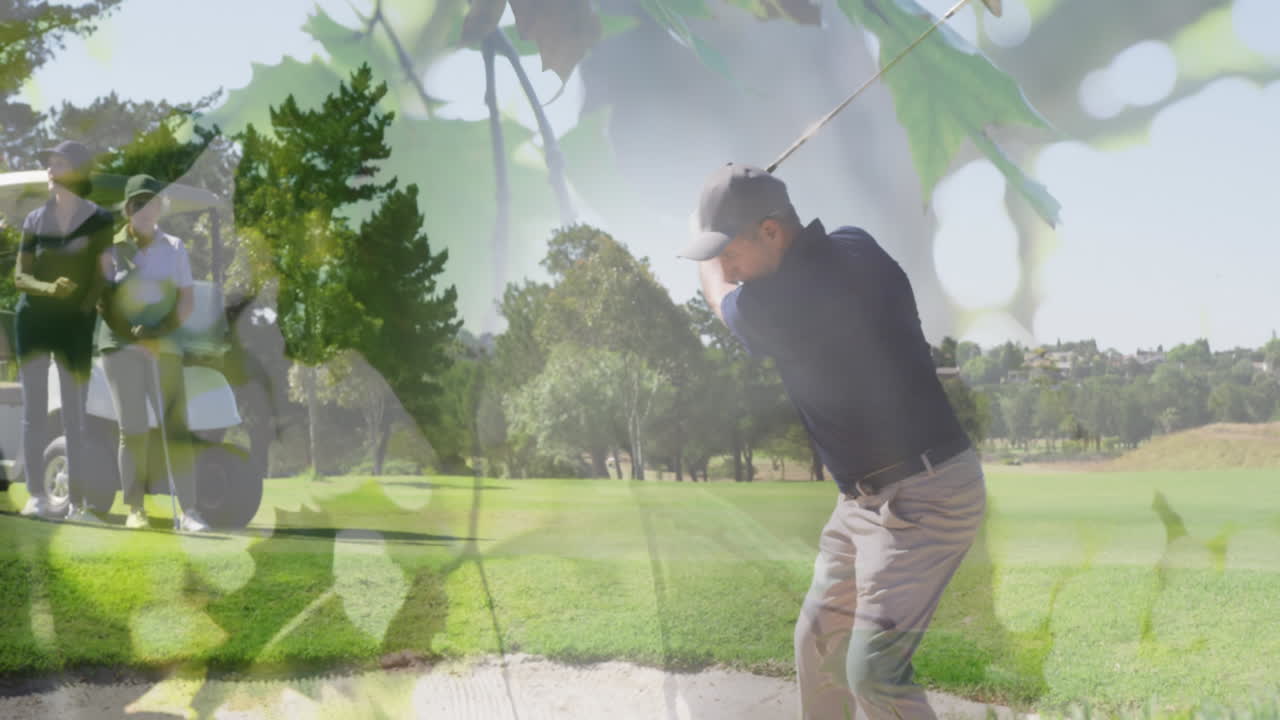 골프 코스에서 골프를 하는 고위 백인 커플 위에 있는 나무들의 애니메이션