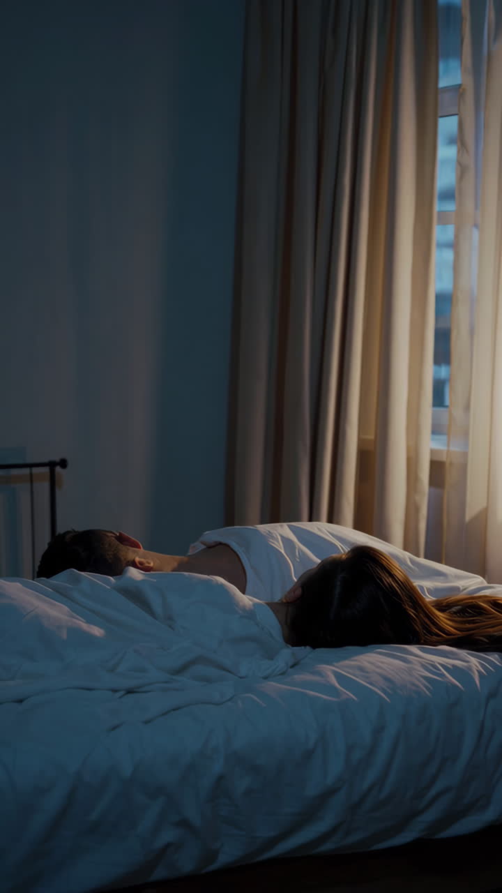 밤 에 침대 에서 자고 있는 부부