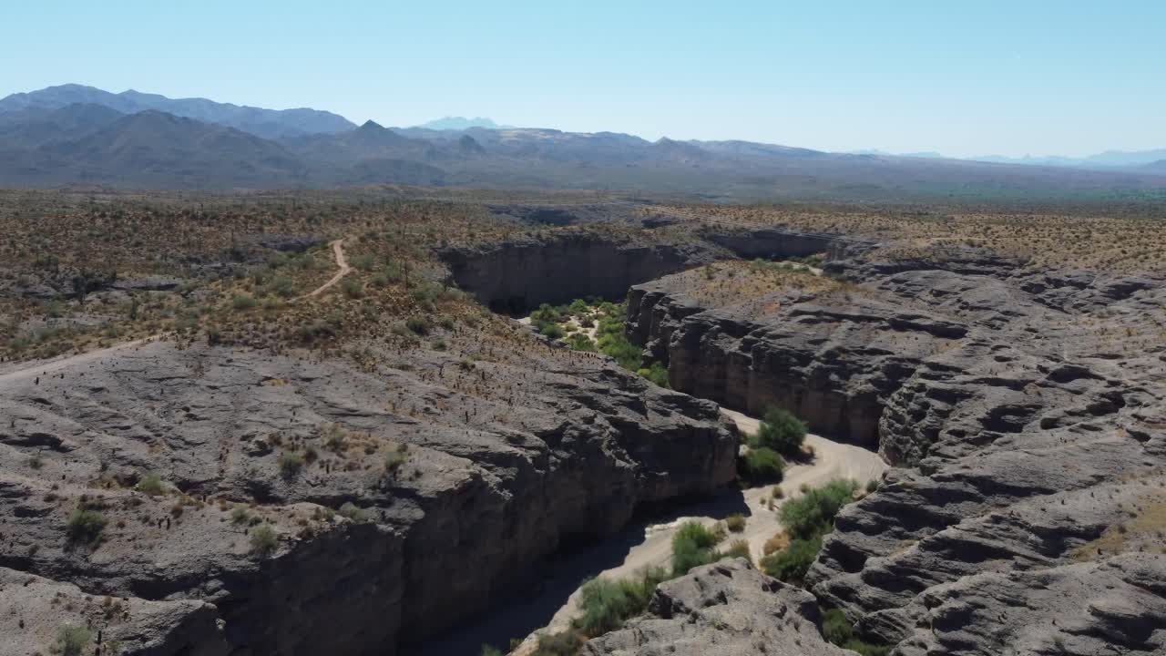 vuelo de aviones no tripulados sobre un cañón en el desierto de arizona