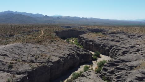 Vuelo-De-Drones-Sobre-Un-Cañón-En-El-Desierto-De-Arizona