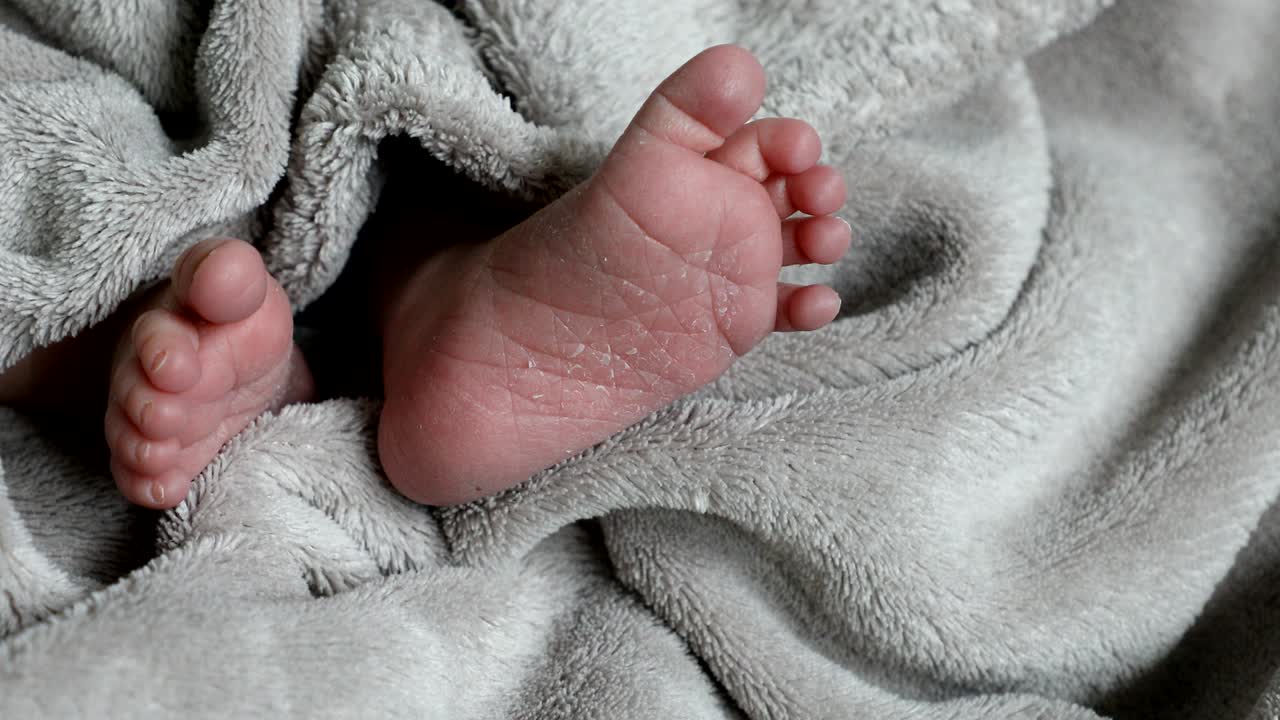 Primo piano del piedino di un bambino mentre dorme.