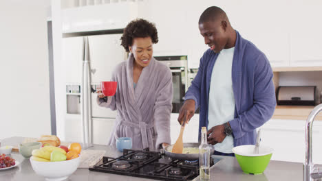 Vídeo-De-Una-Feliz-Pareja-Afroamericana-Preparando-El-Desayuno-Y-El-Café-Juntos-En-La-Cocina