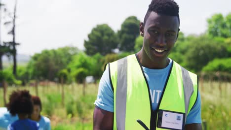 voluntarios recogiendo basura y reciclando