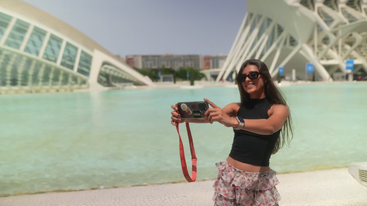 mujer tomando una selfie frente a la arquitectura moderna