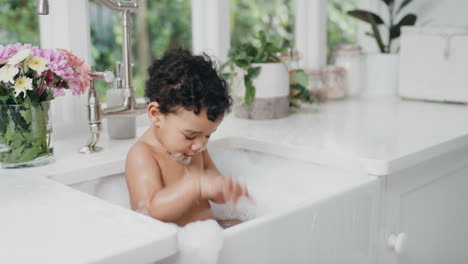 Bebé-Feliz-Bañándose-Niño-Divertido-Bañándose-En-El-Fregadero-De-La-Cocina-Divirtiéndose-Con-Pompas-De-Jabón-4k