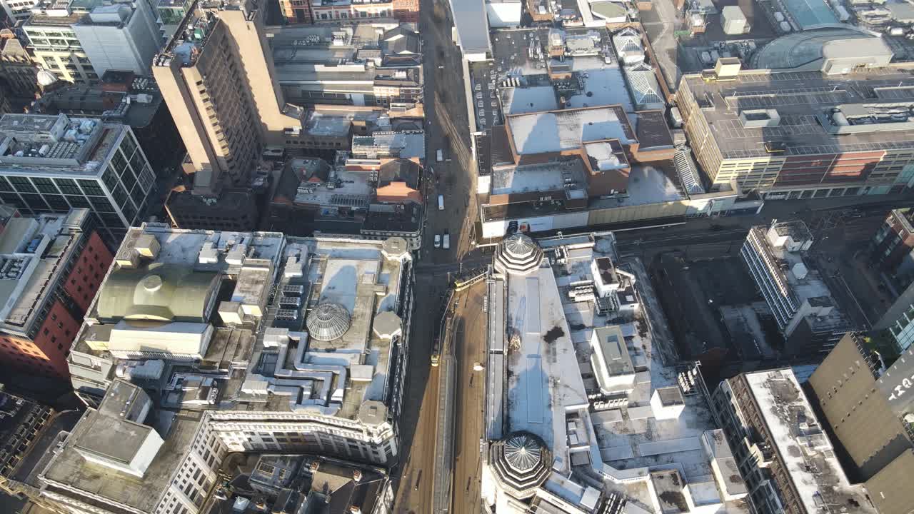 vuelo aéreo de drones sobre la calle del mercado durante el cierre que muestra un tranvía metrolink en servicio y las calles vacías debajo