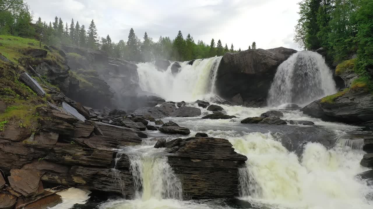 la cascada de ristafallet en la parte occidental de jamtland está catalogada como una de las cascadas más hermosas de suecia.