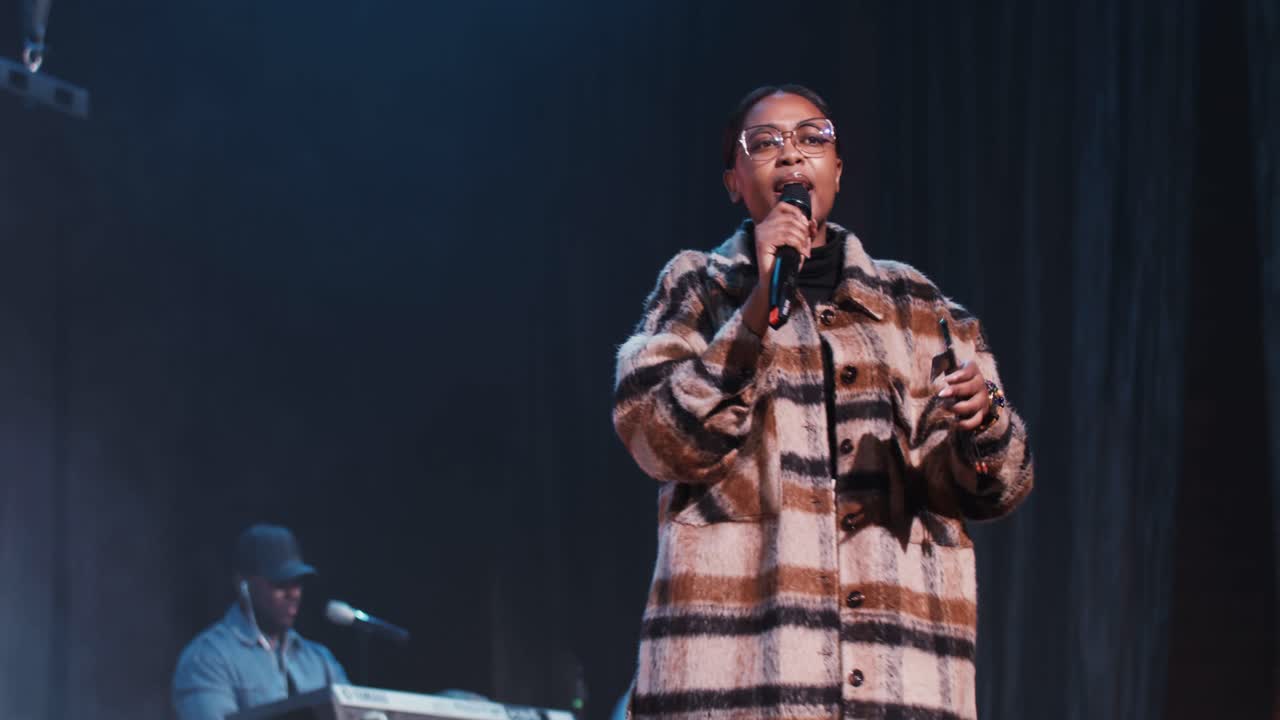 mujer oradora en el escenario